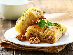 Сиропиран ябълков щрудел с орехи и готови кори - снимка на рецептата Сиропиран ябълков щрудел с орехи и готови кори - снимка на рецептата